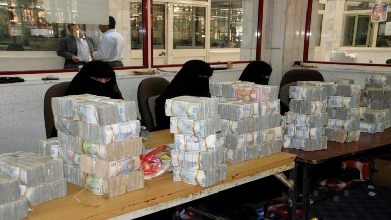الحكومة-اليمنية-تمنع-التعاملات-والعقود-التجارية-بالعملة-الأجنبية