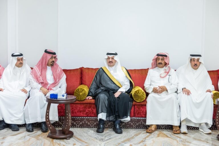 أمير-المنطقة-الشرقية-يقدم-التعازي-لأسرة-حسين-القحطاني