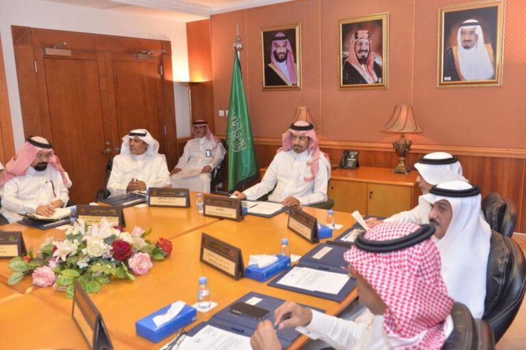 محافظ-القطيف-يوجه-بتسريع-تنفيذ-المشاريع-التنموية-ومتابعتها-ميدانيًا