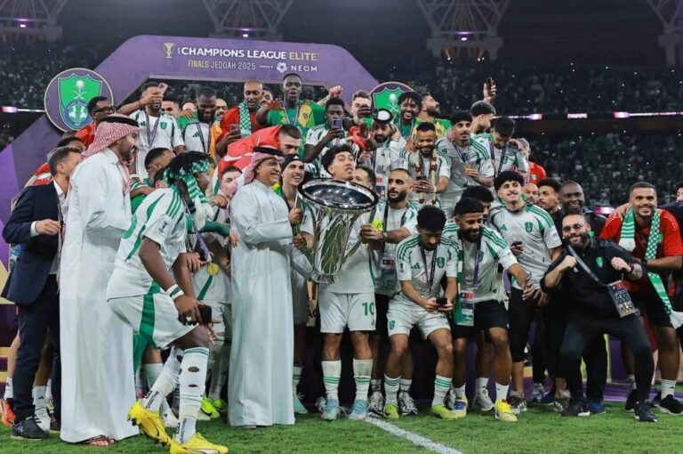 الأرض-تبتسم-للهلال-وتصدم-ثنائي-جدة