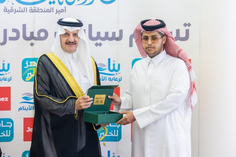أمير-الشرقية-يسلم-10-سيارات-للأيتام-واليتيمات-من-مستفيدي-جمعية-بناء