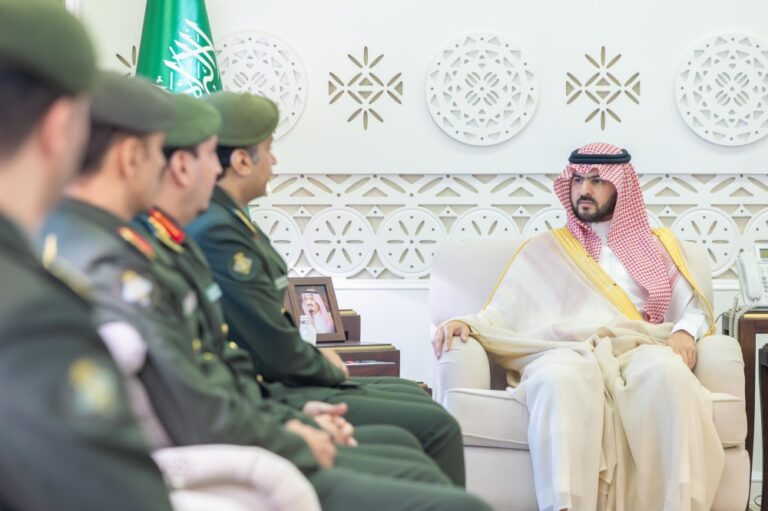 نائب-أمير-المنطقة-الشرقية-يطلع-على-جهود-جوازات-المنطقة-ويشيد-بتطور-الخدمات-الرقمية
