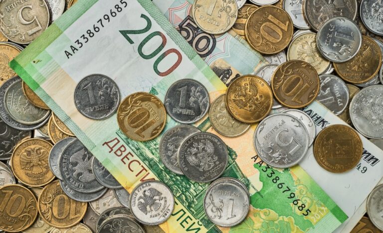 “المركزي-الروسي”-يخفض-سعر-صرف-الروبل-أمام-العملات-الرئيسية