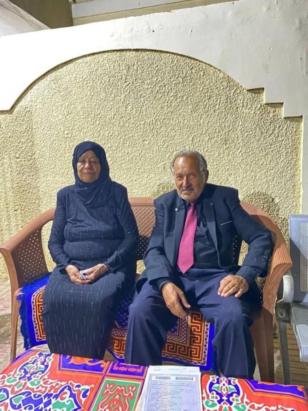 “العمر-مجرد-رقم”.-فريد-وفاطمة-يتحديان-الأعراف-ويتزوجا-في-سن-السبعين