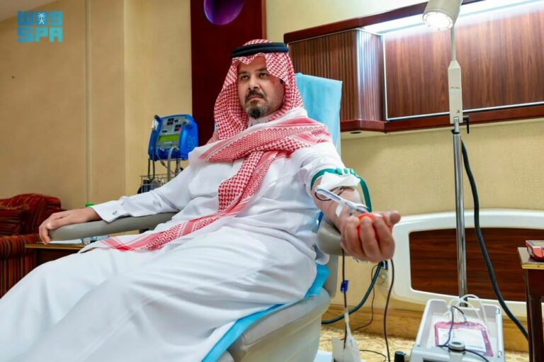 أمير-المدينة-يتبرع-بالدم-تفاعلًا-مع-الحملة-الوطنية-السنوية-للتبرع-بالدم-التي-أطلقها-ولي-العهد