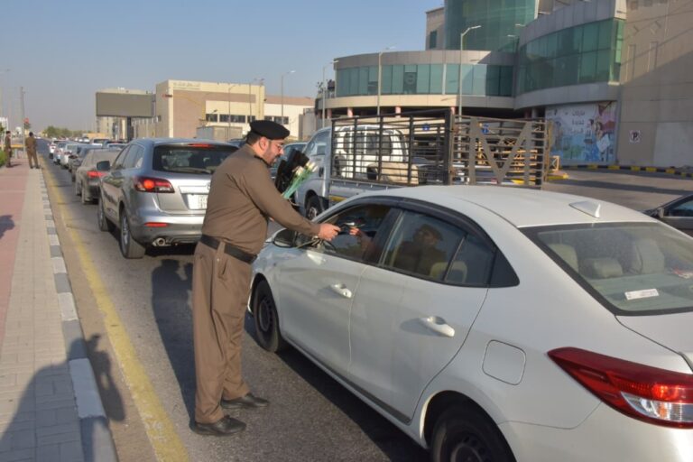 صور|-رجال-المرور-يوزعون-الورود-على-الطلاب-في-أول-أيام-العام-الدراسي
