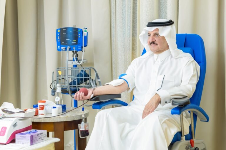 أمير-المنطقة-الشرقية-يشارك-في-الحملة-الوطنية-للتبرع-بالدم-التي-أطلقها-سمو-ولي-العهد