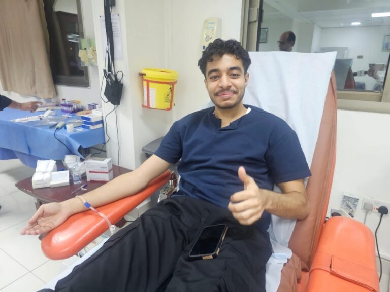 اقتداءً-بولي-العهد.-إقبال-كثيف-يجسد-روح-التكافل-في-حملة-التبرع-بالدم-بالقطيف