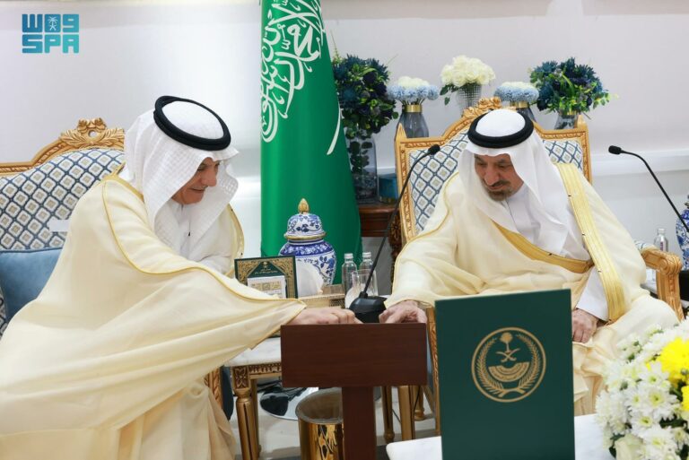 أمير-نجران-يُدشّن-ويضع-حجر-أساس-(29)-مشروعًا-تنمويًا-لخدمة-منظومة-“البيئة”-بالمنطقة-بتكلفة-(1.1)-مليار-ريال