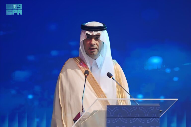 وزير-البلديات-والإسكان:-نعمل-على-التحول-من-العقود-التقليدية-إلى-العقود-المبنية-على-الأداء