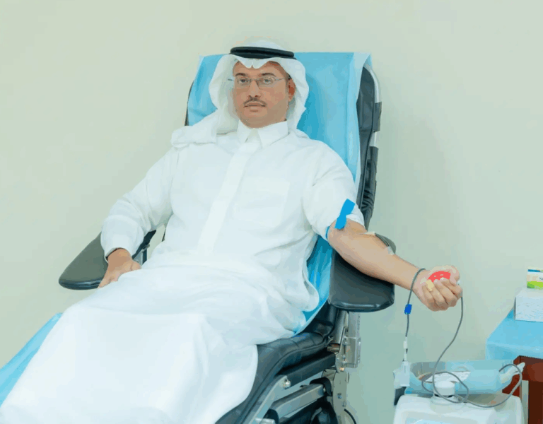 محافظ-الأحساء-يشارك-في-حملة-سمو-ولي-العهد-ويدعو-إلى-المبادرة-بالتبرع-بالدم