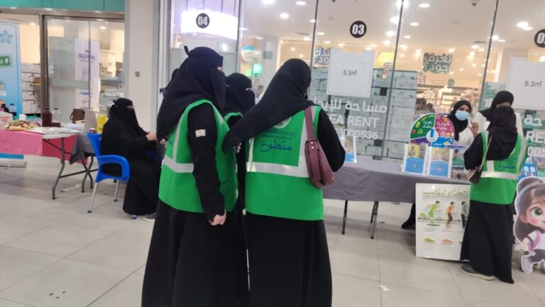 صور|-25-متطوعًا.-استطلاع-آراء-السكان-في-القطيف-لتطوير-الخدمات