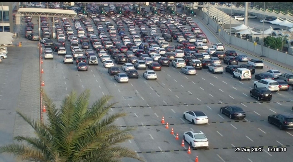 عاجل-كثافة-مرورية-على-جسر-الملك-فهد.-وزمن-الانتظار-يتجاوز-31-دقيقة