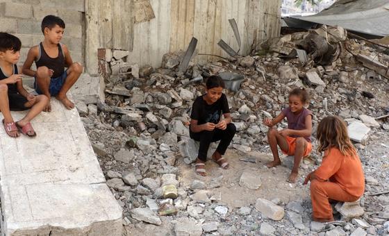 غزة-–-عندما-يصبح-الفصل-الدراسي-ملجأ،-وتتحول-حقيبة-المدرسة-إلى-حقيبة-ملابس