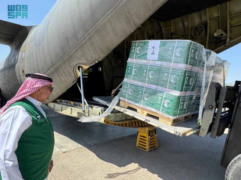 وصول-الطائرة-السعودية-الـ61-لإغاثة-الشعب-الفلسطيني-في-قطاع-غزة-إلى-مطار-العريش-الدولي