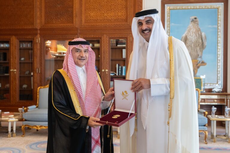 تقديرًا-لجهوده-في-تعزيز-العلاقات-الثنائية-بين-البلدين.-أمير-قطر-يمنح-سفير-المملكة-وسام-الوجبة