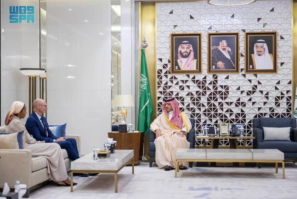 الأمير-عبدالعزيز-بن-سعود-يستقبل-سفير-المملكة-المتحدة