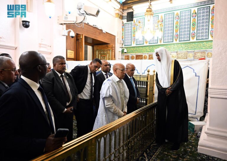 الرئيس-الموريتاني-يزور-المسجد-النبوي