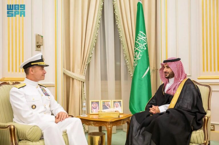 وزير-الدفاع-يلتقي-قائد-القيادة-المركزية-الأمريكية