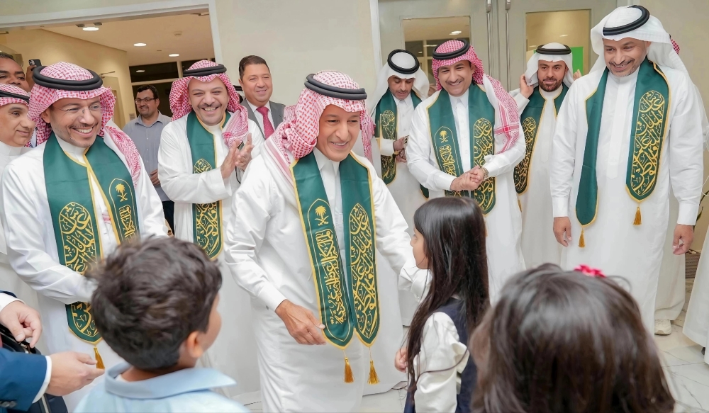 في-عامها-الأول-في-الأحساء-محافظ-الأحساء-يكرم-مدارس-“رواد-الخليج”-على-دعم-الرؤية 