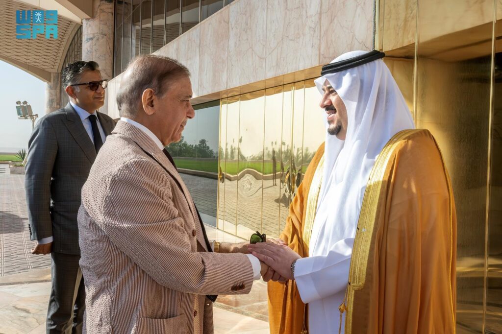 رئيس-وزراء-باكستان-يغادر-الرياض-وفي-مقدمة-مودعيه-نائب-أمير-المنطقة