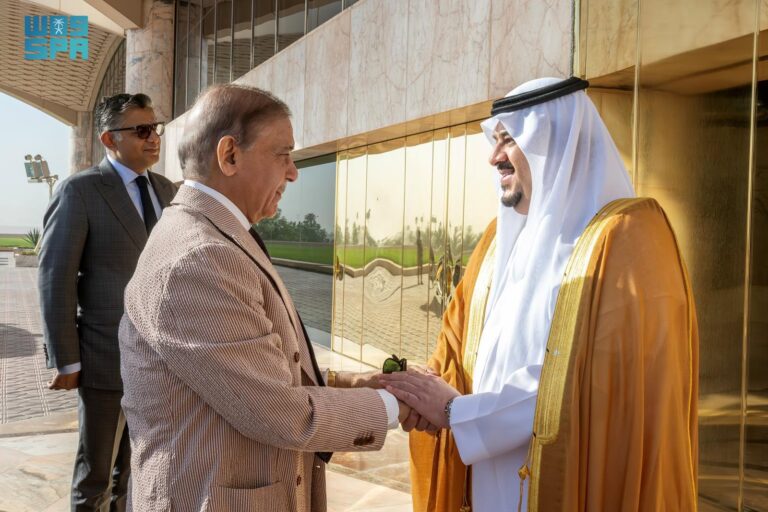 رئيس-وزراء-باكستان-يغادر-الرياض-وفي-مقدمة-مودعيه-نائب-أمير-المنطقة