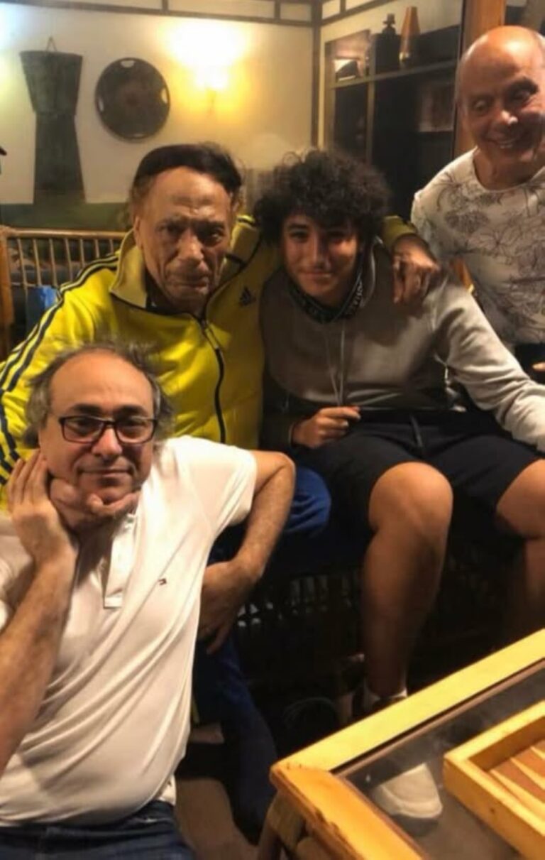 رفقة-أخيه-وأصدقائه.-أحدث-ظهور-لـ-“عادل-إمام”-في-جلسة-أسرية