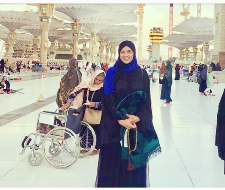 بالحجاب.-ياسمين-عبد-العزيز-توثق-لحظات-روحانية-خلال-أداء-مناسك-العمرة