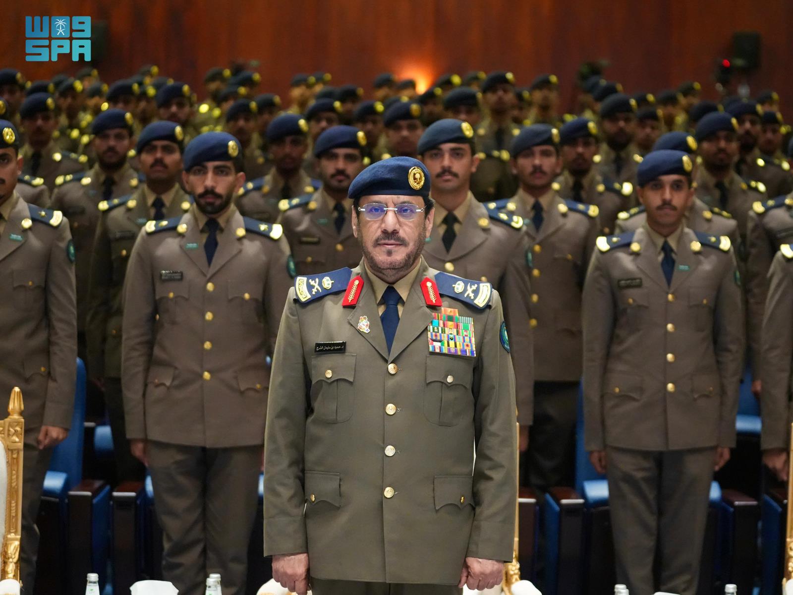 برعاية-وزير-الداخلية.المدير-العام-للدفاع-المدني-يشهد-تخريج-(248)-خريجًا-من-دورة-أعمال-الدفاع-المدني-التأهيلية