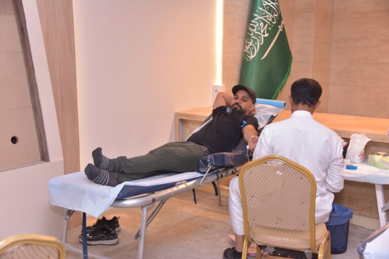 صور|-لفتة-وطنية.-أهالي-القطيف-يتبرعون-بدمائهم-احتفالاً-بالوطن-في-الرامس