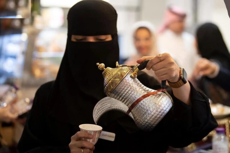 في-يومها-العالمي.-المرأة-الجيزانية-تتفنن-في-إعداد-القهوة-والاحتفال-بها