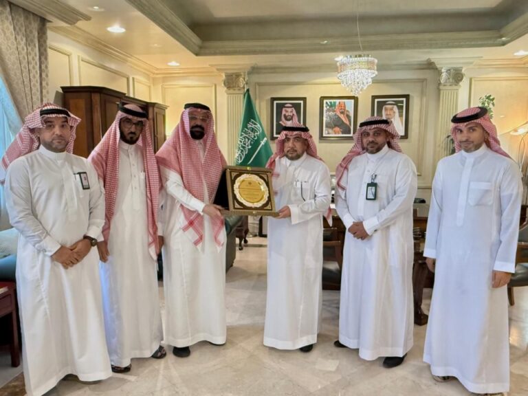 بـ-750-خلية.-8-نحالين-ينتجون-3,7-أطنان-من-عسل-المانجروف-في-رأس-تنورة