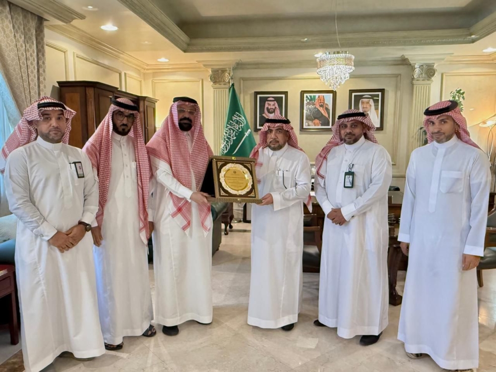 بـ-750-خلية.-8-نحالين-ينتجون-3,7-أطنان-من-عسل-المانجروف-في-رأس-تنورة