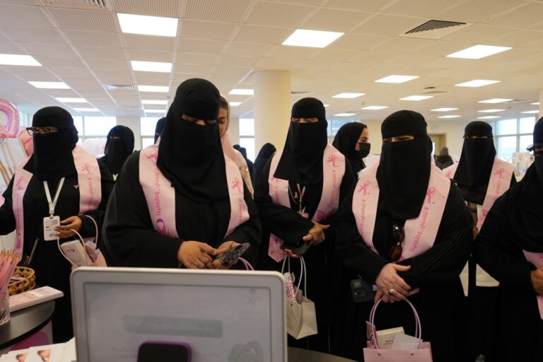 بعربات-متنقلة-وباركود-رقمي.-حملة-مبتكرة-للكشف-عن-سرطان-الثدي
