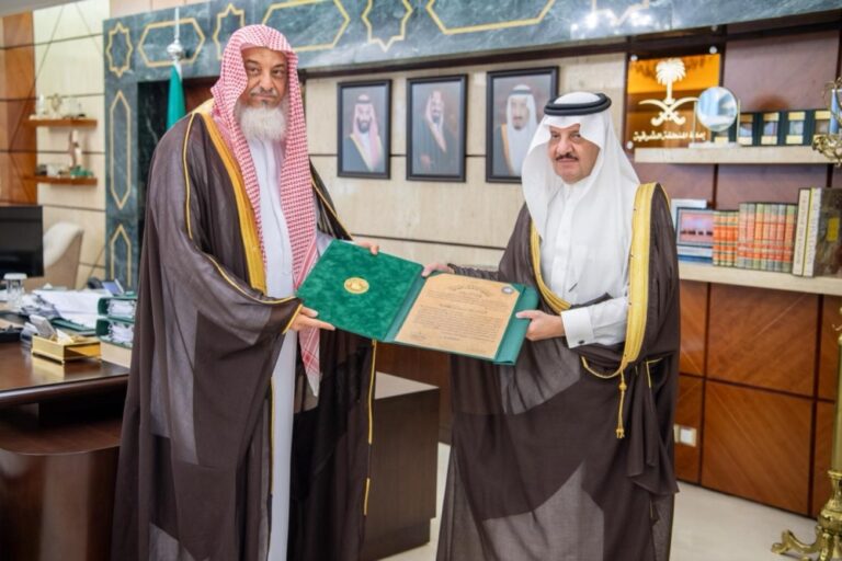 أمير-الشرقية-يستقبل-“المغلوث”-لحصوله-على-جائزة-الملك-فيصل-العالمية-في-خدمة-الإسلام