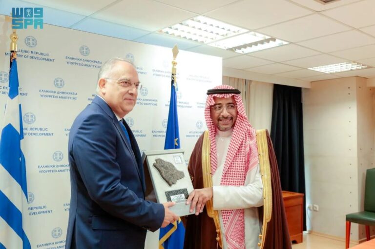 الخريف-يلتقي-في-اليونان-وزير-البيئة-والطاقة-ووزير-التنمية