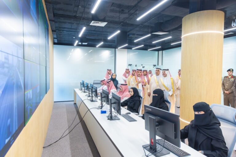 أمير-الشرقية-يفتتح-مركز-الصورة-التشغيلية-“cop”-بالخُبر-ويطّلع-على-مشاريع-المدن-الذكية-والتحول-الرقمي