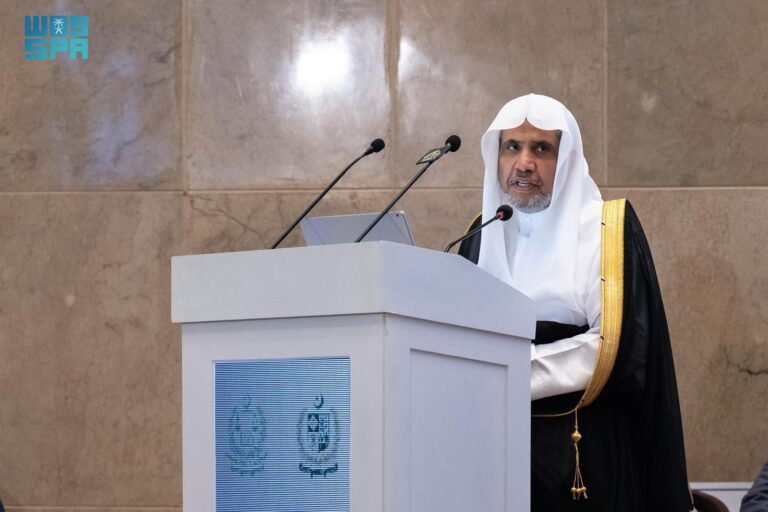 أبرز-فيها-الجهود-المبذولة-في-مواجهة-“الإسلاموفوبيا”.-الأمين-العام-لرابطة-العالم-الإسلامي-يحاضر-في-المحكمة-العليا-الباكستانية