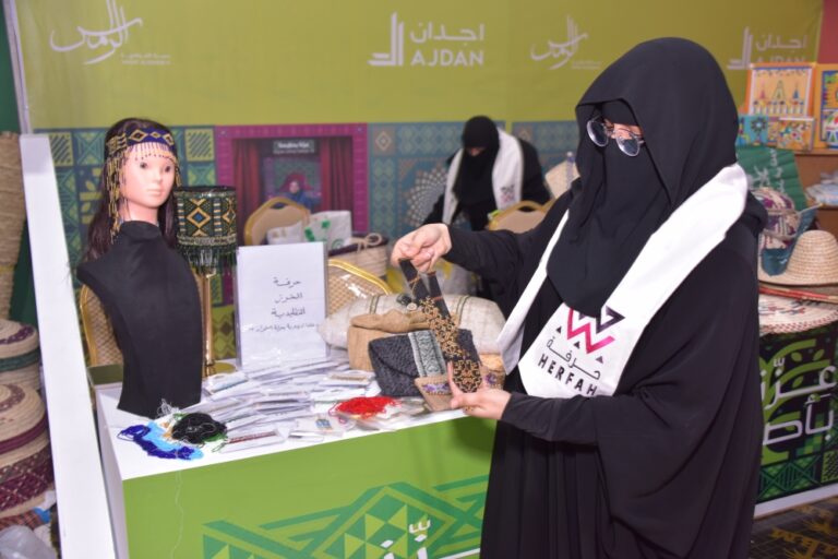 بالصور.-حرفية-تبدع-في-”فن-الصبر“-وتخطط-لدمجه-باللوحات-الفنية