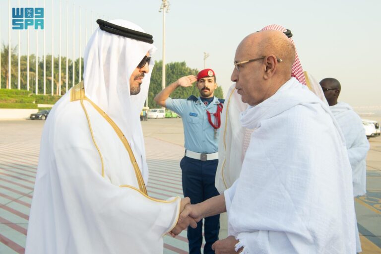 نائب-أمير-منطقة-مكة-المكرمة-في-مقدمة-مستقبليه.-الرئيس-الموريتاني-يصل-إلى-جدة-لأداء-مناسك-العمرة