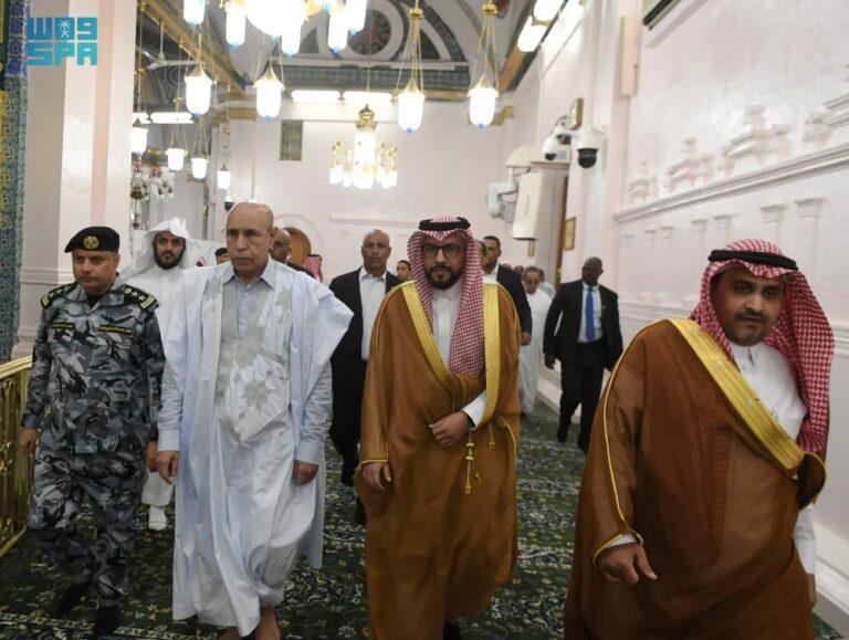 الرئيس-الموريتاني-يزور-المسجد-النبوي