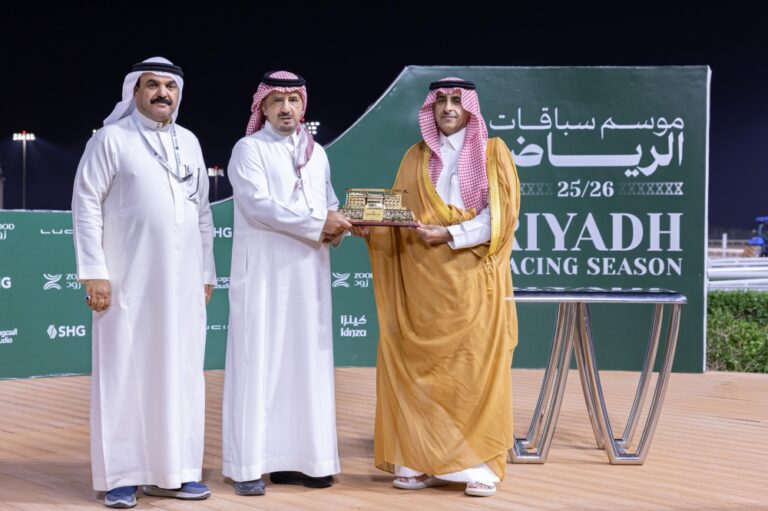 برعاية-أمير-الشرقية.-تسليم-كأس-الإمارة-لمالك-الجواد-الفائز-بميدان-الفروسية