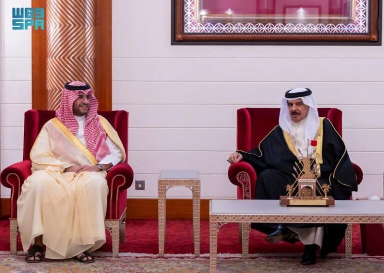 ملك-البحرين-يستقبل-سمو-الأمير-تركي-بن-محمد-بن-فهد