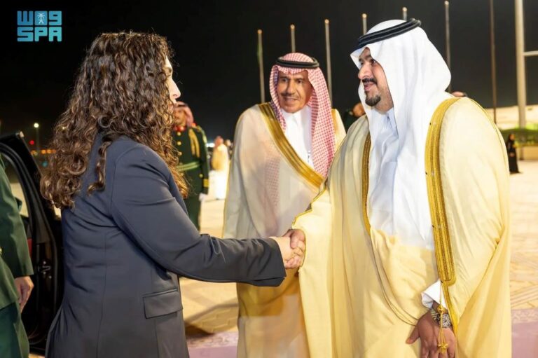 رئيسة-كوسوفا-تصل-الرياض-وفي-مقدمة-مستقبليها-نائب-أمير-المنطقة