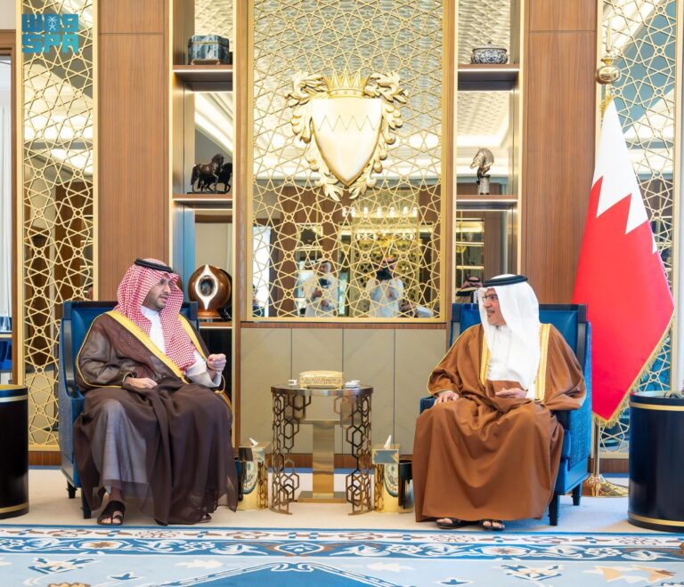 ولي-عهد-مملكة-البحرين-يستقبل-سمو-الأمير-تركي-بن-محمد-بن-فهد