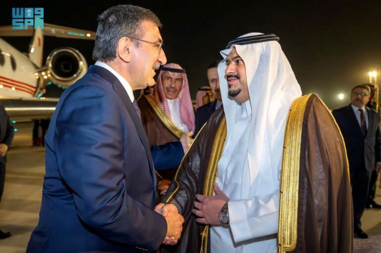 نائب-رئيس-تركيا-يصل-الرياض-وفي-مقدمة-مستقبليه-نائب-أمير-المنطقة
