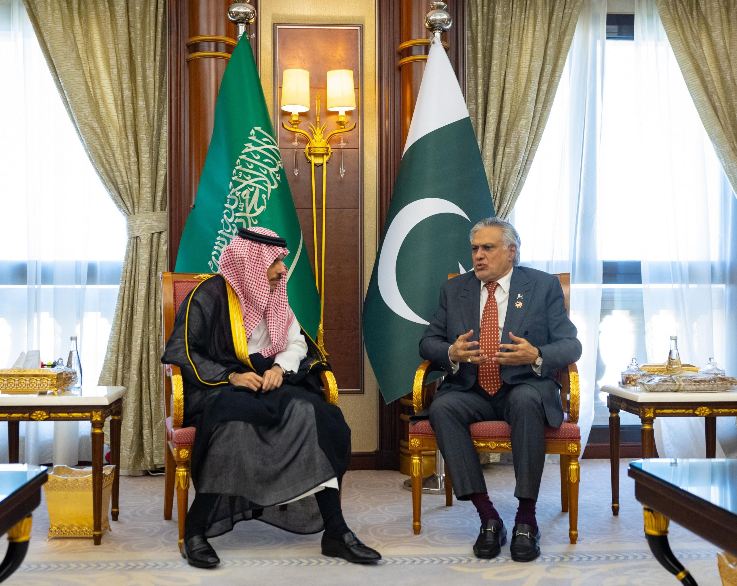 وزير-الخارجية-يلتقي-نظيره-الباكستاني