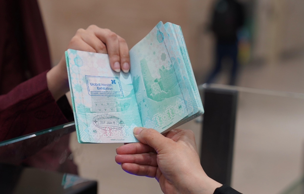 للاستفادة-منها.-خطوات-وشروط-التقديم-على-تأشيرة-الزيارة-العائلية