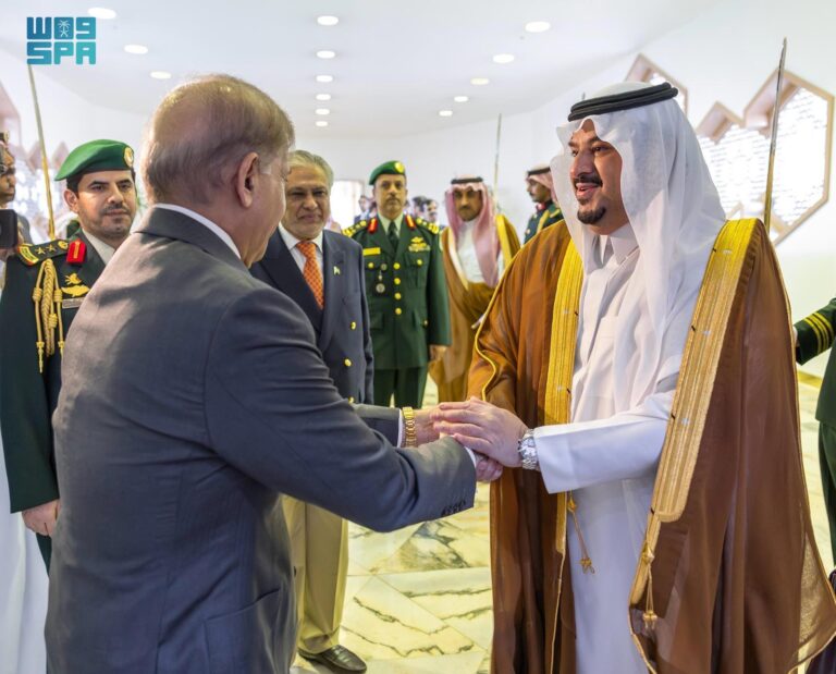 في-مقدمة-مودعيهما-نائب-أمير-المنطقة.-رئيس-الوزراء-الباكستاني-والرئيس-الموريتاني-يغادران-الرياض