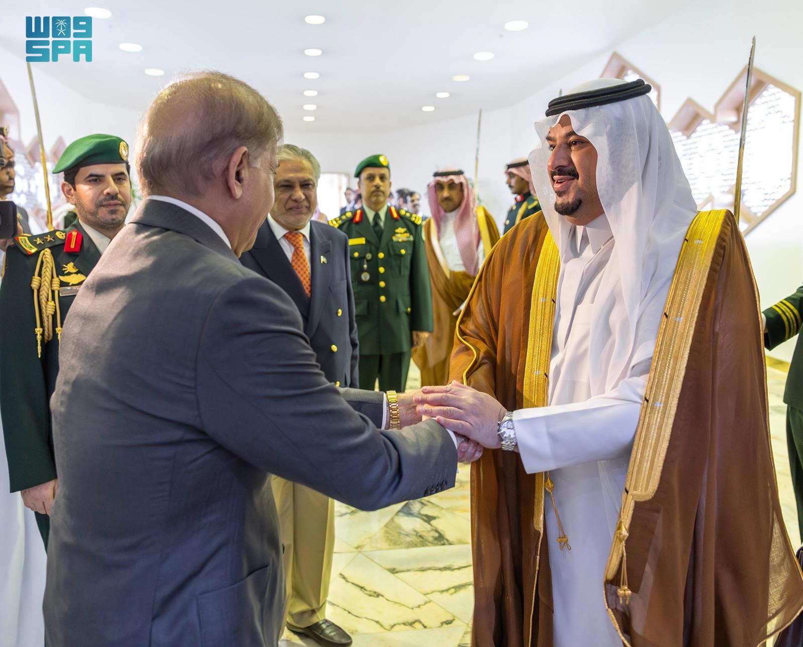 في-مقدمة-مودعيهما-نائب-أمير-المنطقة.-رئيس-الوزراء-الباكستاني-والرئيس-الموريتاني-يغادران-الرياض